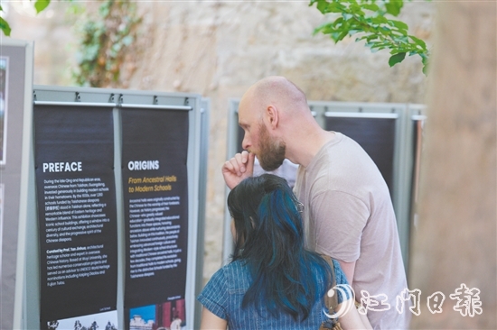 臺山僑捐學校展覽吸引外國觀眾參觀。