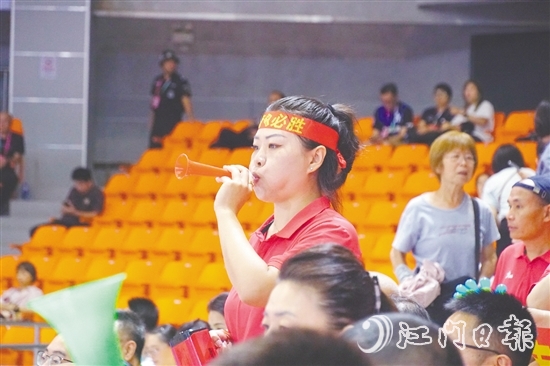 觀眾為支持的球隊(duì)加油。