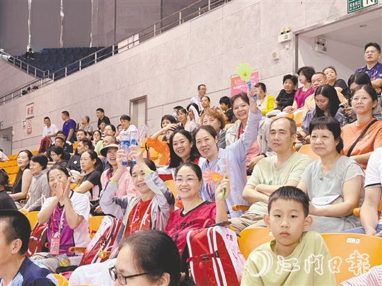 比賽吸引了全國(guó)各地的球迷前來(lái)。