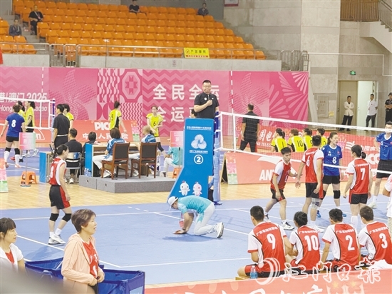 賽場(chǎng)上，來(lái)自江門(mén)職業(yè)技術(shù)學(xué)院的“小海豚”志愿者為比賽護(hù)航。