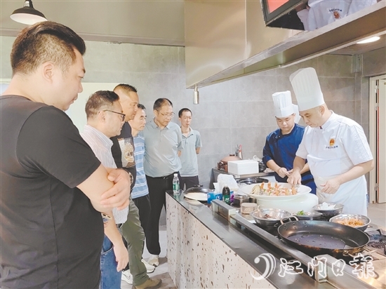 名廚云集，研發(fā)“臺(tái)山鮸”創(chuàng)新菜品，引來食客關(guān)注。