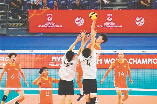 中國(guó)隊(duì)在比賽中展現(xiàn)出極強(qiáng)的韌性，最終以3：2戰(zhàn)勝日本隊(duì)挺進(jìn)八強(qiáng)。