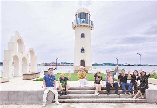 燈塔公園位于崖門鎮(zhèn)崖南墟舊碼頭，經(jīng)典的燈塔與海闊天空構(gòu)成美麗的畫卷，吸引著眾多游客前來打卡。