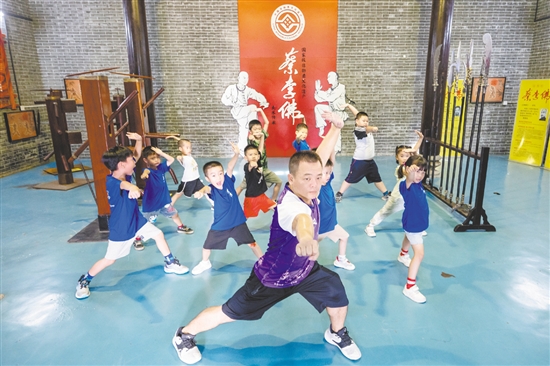 京梅村傳承發(fā)展蔡李佛文化從娃娃抓起。這里是國家級非物質(zhì)文化遺產(chǎn)蔡李佛拳的發(fā)源地，是廣東省“百千萬工程”首批典型村、省鄉(xiāng)村振興示范村。