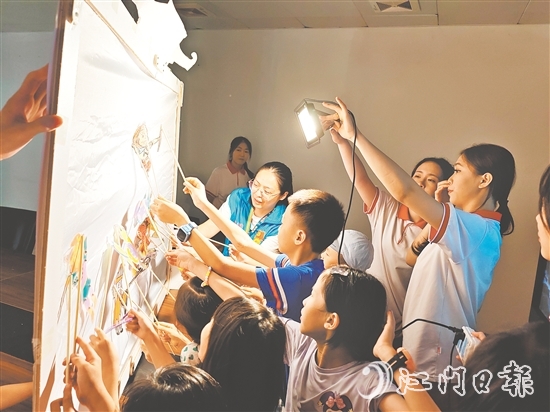 在白沙街道花園社區(qū)舉辦的皮影戲主題非遺體驗(yàn)營，孩子們通過動(dòng)手體驗(yàn)感受傳統(tǒng)文化魅力。