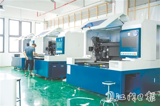 海高激光近日推出系列新產(chǎn)品，吸引客戶前來了解。