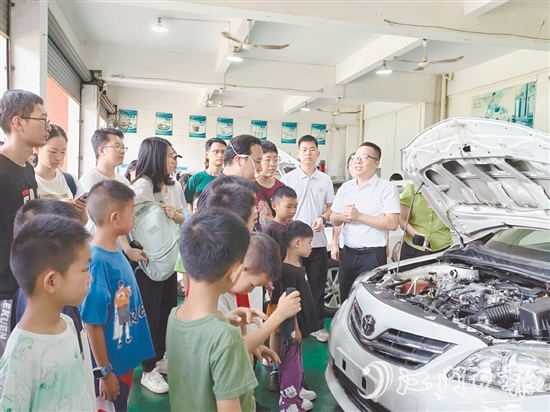 講師圍繞燃油汽車(chē)核心構(gòu)造與原理展開(kāi)生動(dòng)講解。