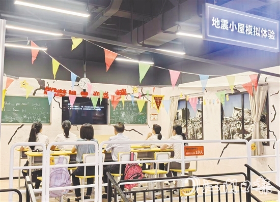 員工在地震小屋模擬體驗(yàn)過(guò)程中學(xué)習(xí)標(biāo)準(zhǔn)避險(xiǎn)動(dòng)作。