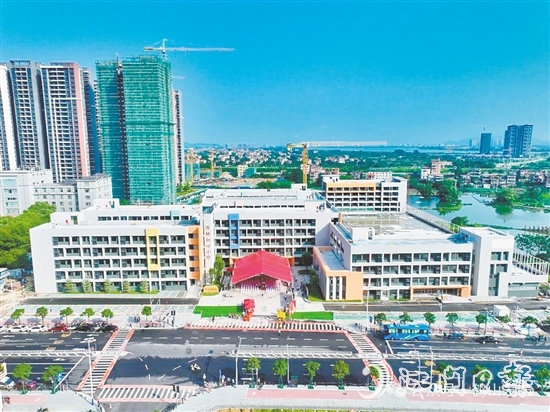 鶴山把教育作為重要民生工程來抓，大力推進中小學(xué)校新（改、擴）建工程。圖為鶴山市源林初心小學(xué)。