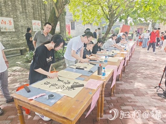 參賽選手沉著運(yùn)筆、各展所長(zhǎng)，楷行隸篆諸體皆備，一幅幅作品筆法端正、氣韻生動(dòng)。