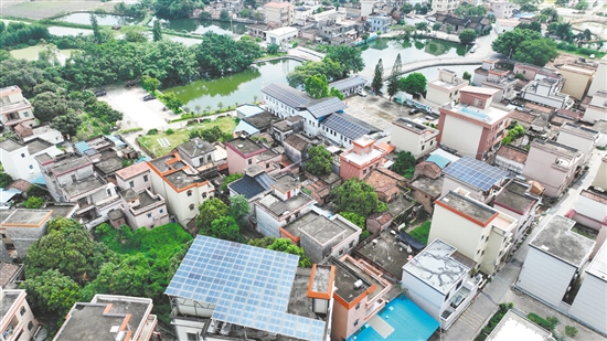 龍溪村是桃源鎮(zhèn)屋頂分布式光伏開發(fā)試點(diǎn)村，龍溪村已有12戶村民參與“光伏+建筑”項(xiàng)目。