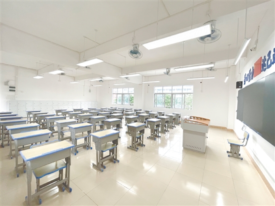 鶴山一中附屬中學(xué)本部校區(qū)的教室配備了觸控一體機(jī)、護(hù)眼照明燈以及嶄新的課桌椅等基礎(chǔ)設(shè)施，為學(xué)生提供良好的學(xué)習(xí)環(huán)境。