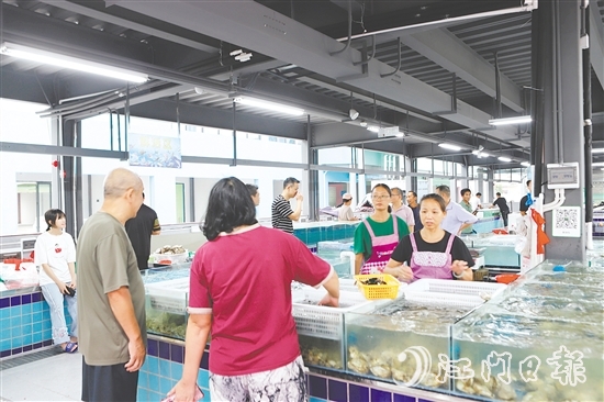 海鮮碼頭攤位的新鮮漁獲吸引眾多市民游客前來選購。