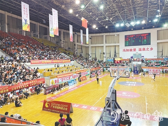 有業(yè)內(nèi)人士表示，女籃賽事的火爆體現(xiàn)了“粉絲經(jīng)濟”的崛起。