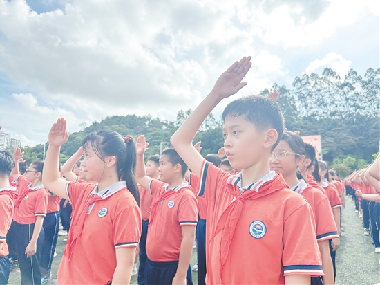 范羅岡濱江小學(xué)學(xué)生們精神抖擻迎接開學(xué)。