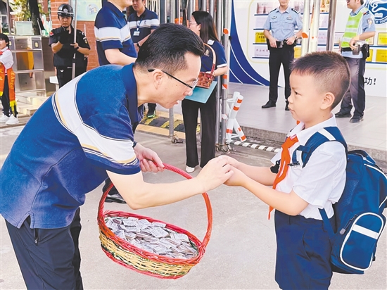 方之武為學(xué)生送上一份特殊的“本草萌新成長禮包”。