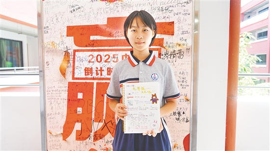 紫茶中學(xué)學(xué)生鐘洛冉做了一本計(jì)劃本。