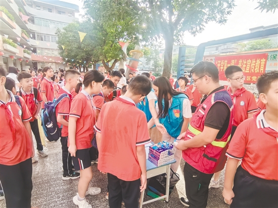 同學(xué)們在積極答題。