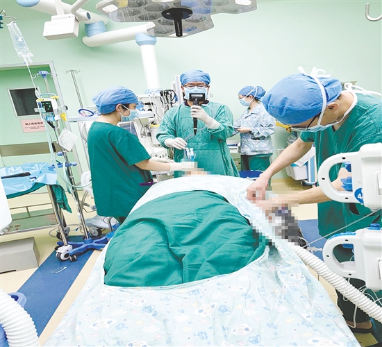 醫(yī)生為患者施行手術(shù)。