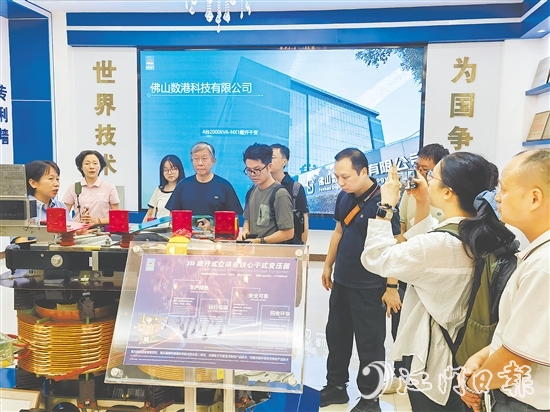 媒體記者、專家學(xué)者深入企業(yè)采訪調(diào)研，感受開平科技企業(yè)的魅力。