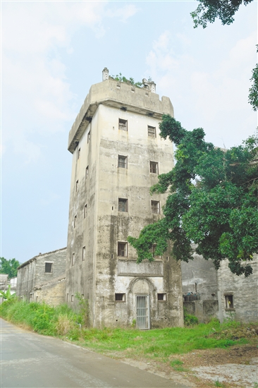 歷經(jīng)風(fēng)雨，向賢樓外墻隱約可辨的彈痕，仍講述著當(dāng)年的抗戰(zhàn)故事。臺山市委黨史研究室供圖