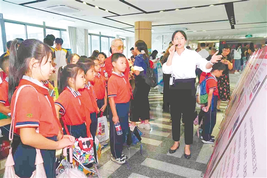 學(xué)生參觀江門抗戰(zhàn)歷史專題巡回展，了解江門烽火歲月，銘記抗戰(zhàn)歷史。郭永樂
