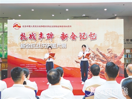 開幕儀式上，新會(huì)華僑中學(xué)學(xué)生帶來詩詞朗誦《烽火八十載，信仰照未來》。