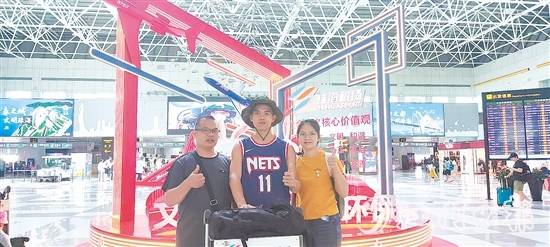 2023年夏天，父親、姐姐送彭濤前往軍校入學(xué)。