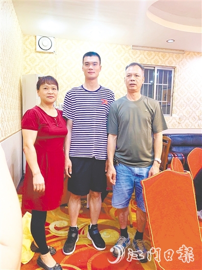 父母是周振君最堅(jiān)強(qiáng)的后盾，支持他在部隊(duì)好好干，爭(zhēng)取再立新功。