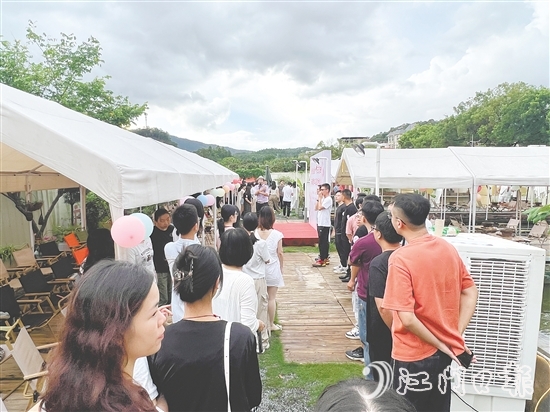 新會(huì)區(qū)、蓬江區(qū)聯(lián)合舉辦“會(huì)聚良緣‘蝦’日戀曲”活動(dòng)。