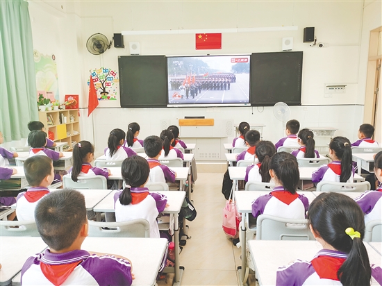 新會(huì)學(xué)子一起觀看大會(huì)直播。