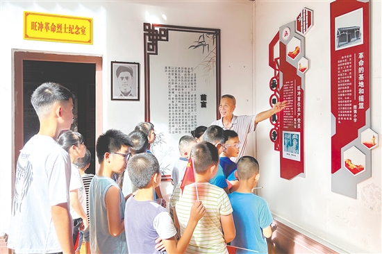 崖門(mén)鎮(zhèn)優(yōu)秀“五老”代表?xiàng)顦s超為孩子們介紹旺沖軍民抗日事跡。