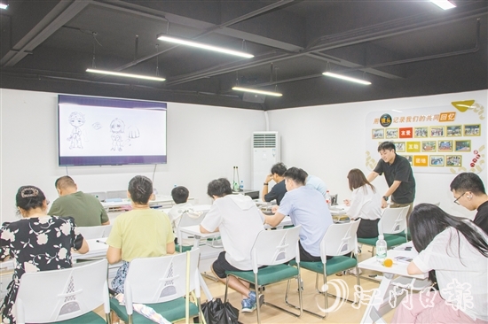 蓬江文明（青年）夜校精心設(shè)計了漫畫等多類課程，助力青年培養(yǎng)興趣愛好。