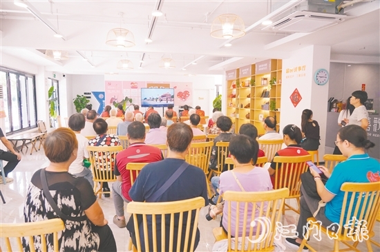 新就業(yè)群體、社區(qū)居民、黨員志愿者一同觀看閱兵儀式。