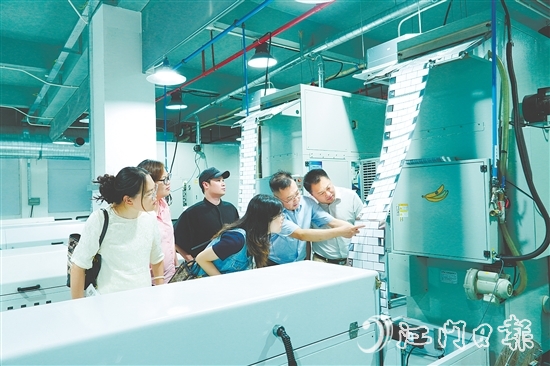 江門企業(yè)家研修班學(xué)員參觀恒健實(shí)業(yè)智能生產(chǎn)線。