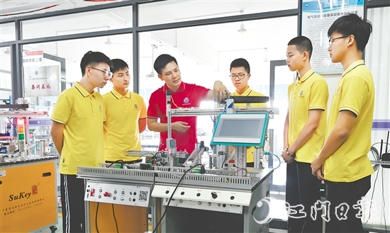 吳恩來正在指導(dǎo)學(xué)生們實訓(xùn)。