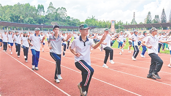鶴山一中于9月1日至7日開(kāi)展軍訓(xùn)，高一新生跟隨教官學(xué)習(xí)軍體拳、警衛(wèi)拳的動(dòng)作要領(lǐng)。