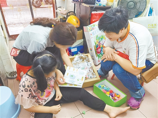 “愛心父母”上門關愛困境兒童。