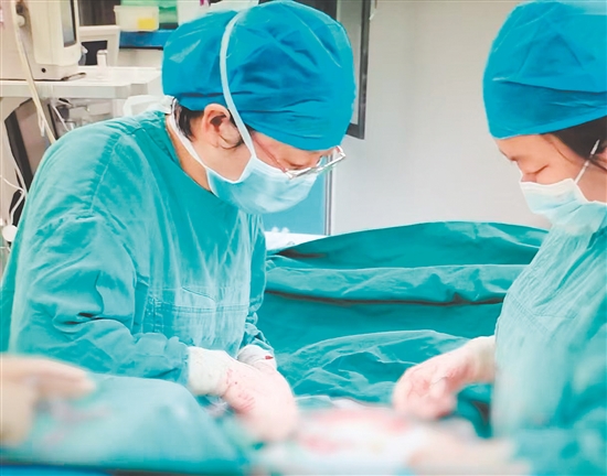 產(chǎn)科團隊為產(chǎn)婦開展剖宮產(chǎn)手術(shù)。