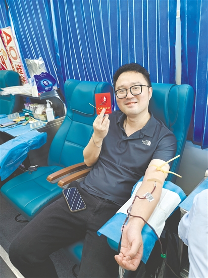 職工干部積極參與獻(xiàn)血。