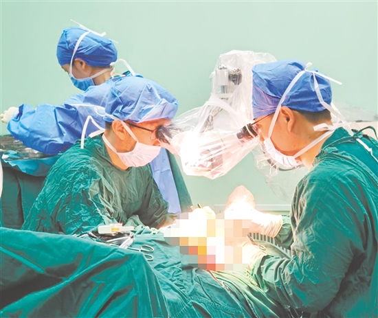 中山一院教授團(tuán)隊(duì)現(xiàn)場(chǎng)指導(dǎo)手術(shù)。