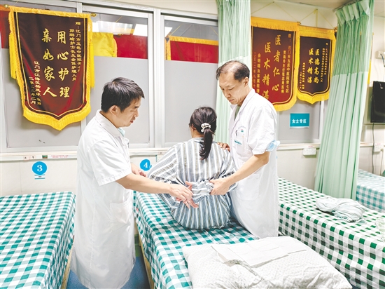 醫(yī)生對患者進(jìn)行治療。