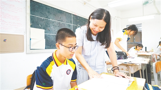 施敏儀與學(xué)生談心。