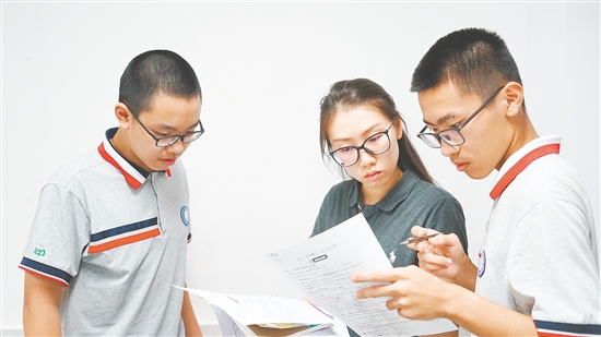 劉綺琪給學(xué)生講解數(shù)學(xué)問(wèn)題。