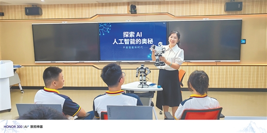 馮健群在授課。