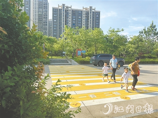 會(huì)城街道碧桂園社區(qū)發(fā)動(dòng)轄區(qū)幼兒園參與斑馬線的設(shè)計(jì)。