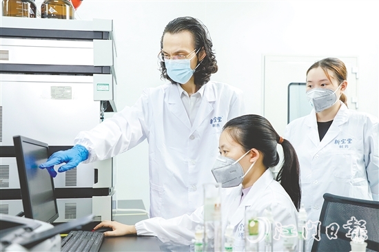 新寶堂在中醫(yī)制藥板塊投入大量科研力量。