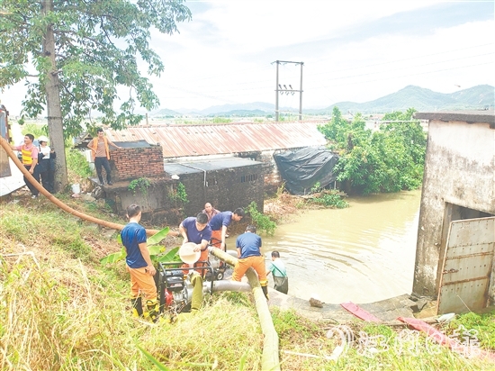 新會區(qū)應(yīng)急救援大隊在沙堆鎮(zhèn)大環(huán)村開展排澇作業(yè)。