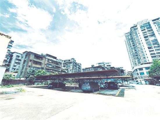 會城街道文體服務中心側地塊現(xiàn)狀。