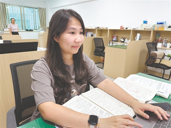 李敏婷畢業(yè)后回到母校，成為一名英語教師。